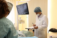 理由１．無痛治療・静脈内鎮静法（麻酔医との連携)