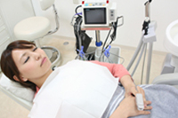 理由１．無痛治療・静脈内鎮静法（麻酔医との連携)